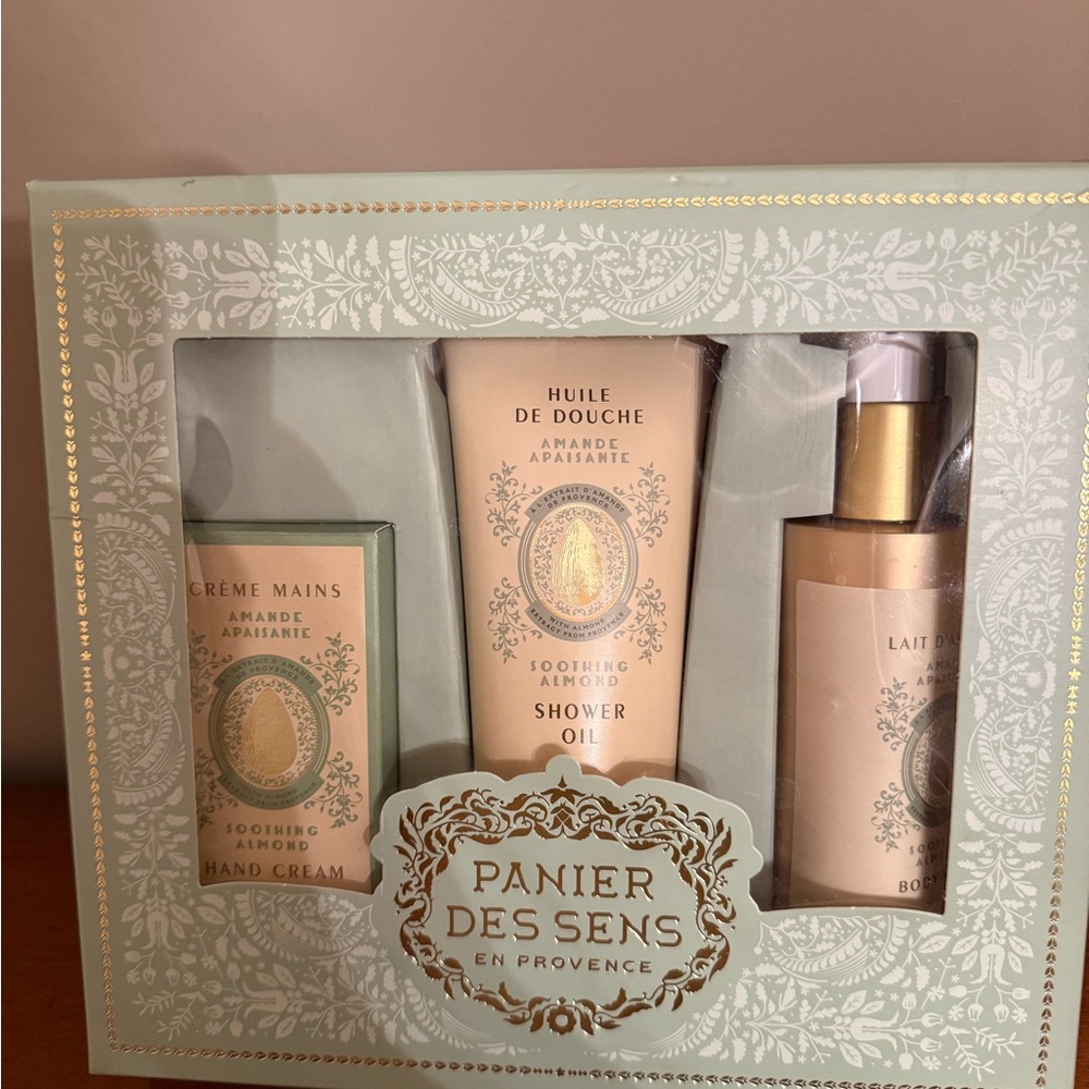 New in packaging - never used. Panier Des Sens body lotion set